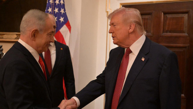 Donald Trump (R) meets with the Israeli Prime Minister Benjamin Netanyahu (L) at the White House, shake hands