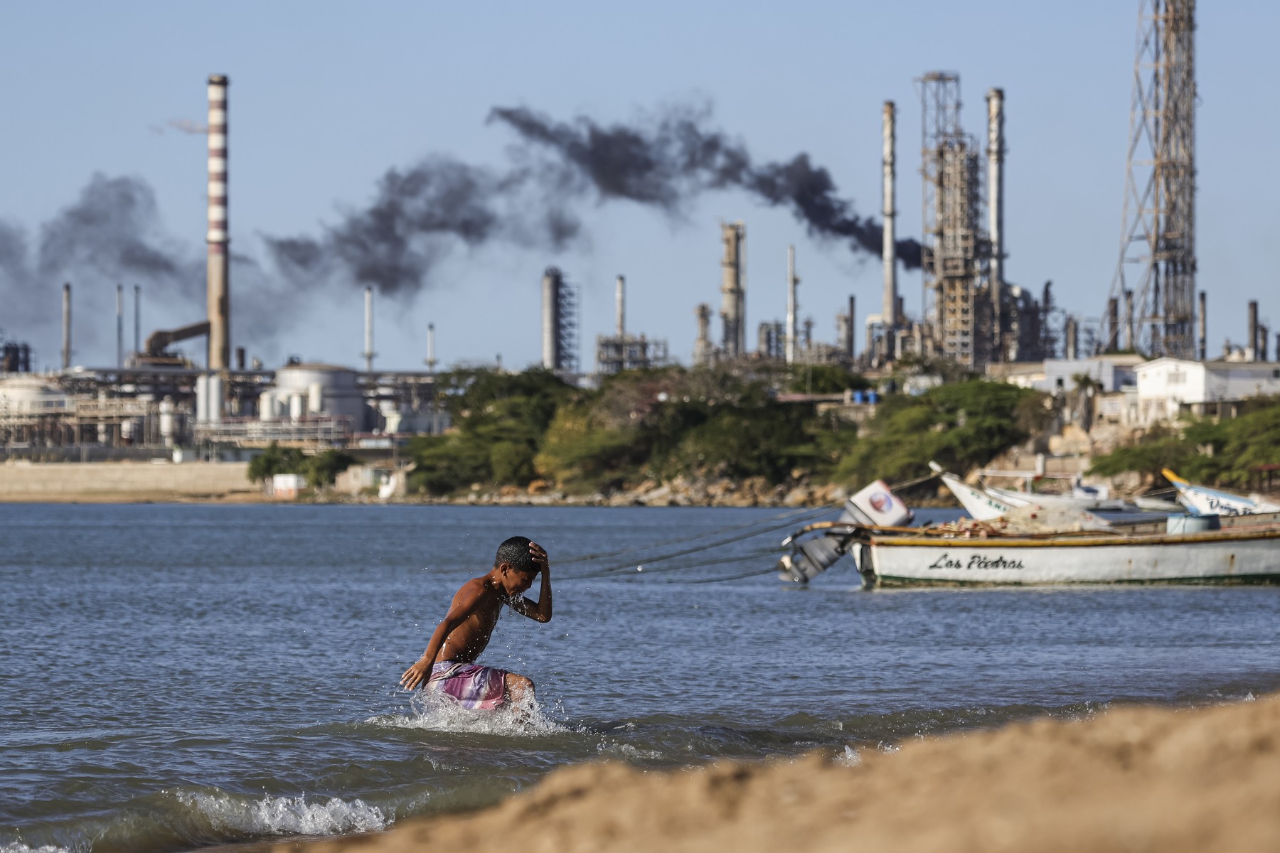 Operaţiuni „prea costisitoare şi prea poluante”. Companiile petroliere, reticente să revină în Venezuela, în ciuda dorinței lui Trump