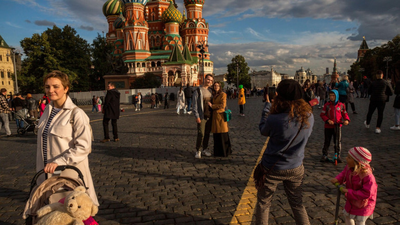 oameni pe strada in moscova