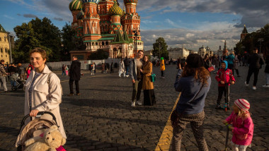 oameni pe strada in moscova