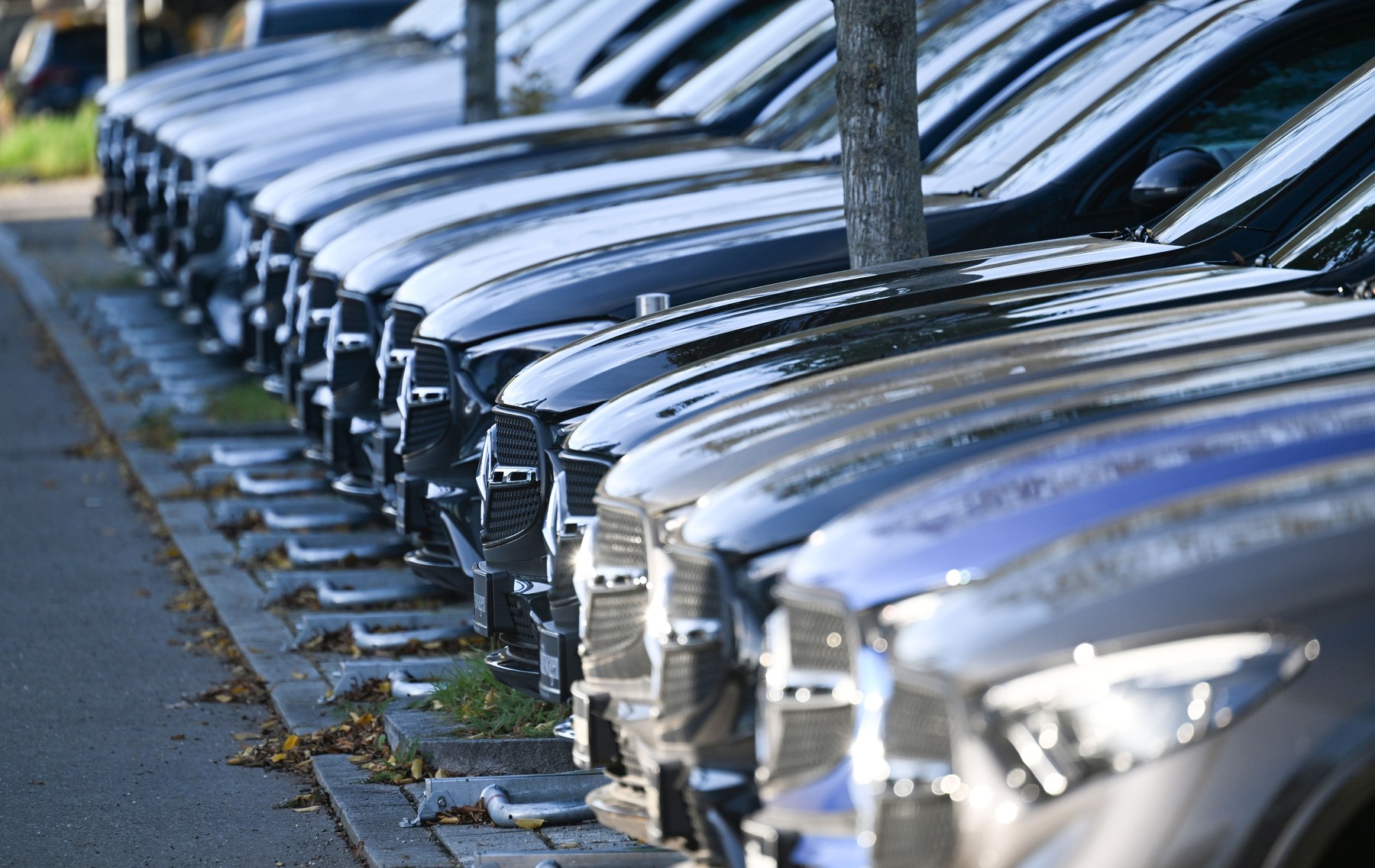 Cum ocolește Rusia sancțiunile Occidentului importând mașini din China