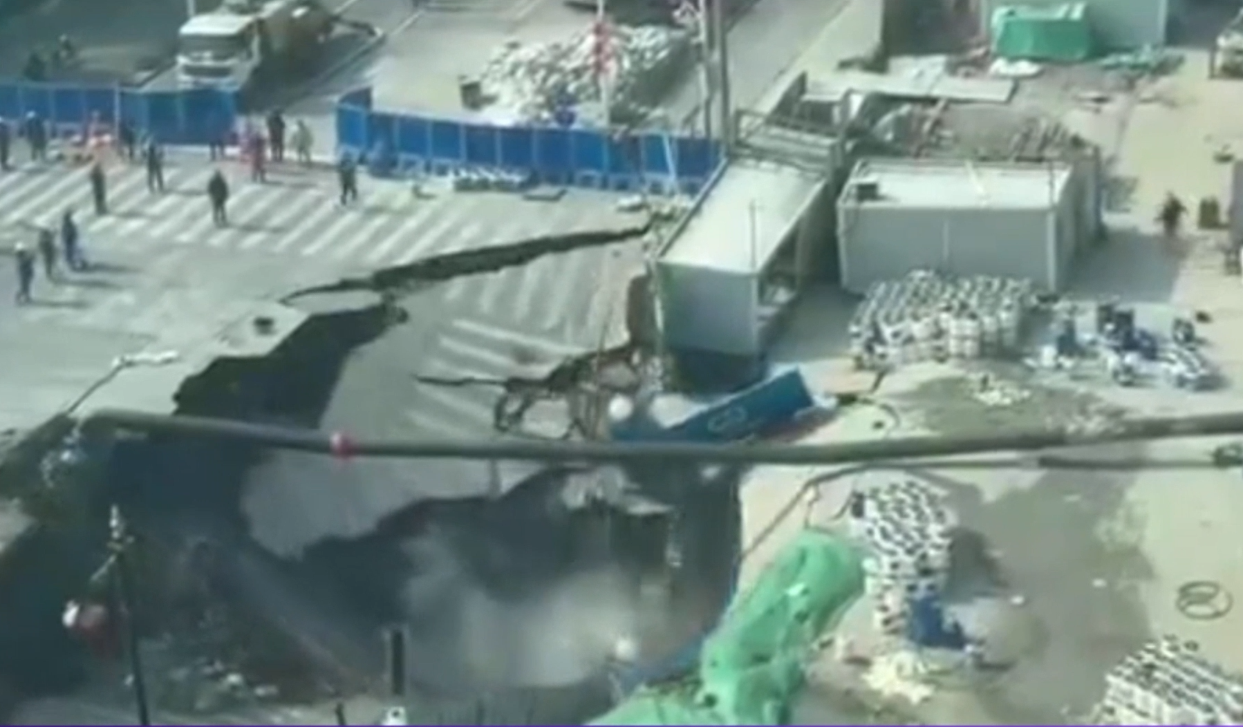 Un drum s-a prăbușit în Shanghai, lăsând în urmă o groapă uriașă. Containere și utilaje au fost trase înăuntru