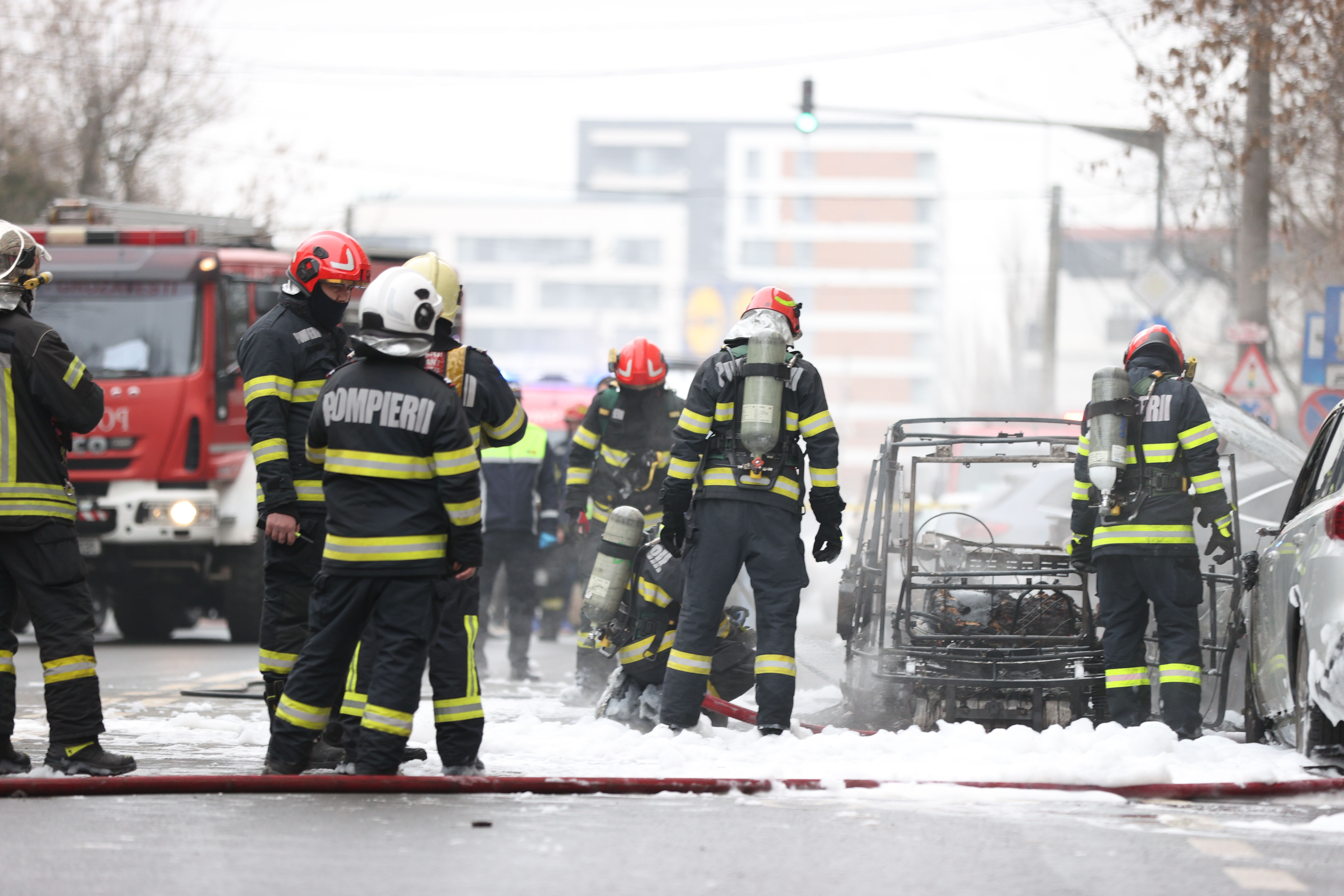 Incendiu puternic în Sectorul 6 al Capitalei: o femeie a murit, altă persoană e rănită. Intervenție de urgență: mașini în flăcări