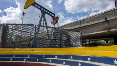 Oil swing as a tribute to oil extraction in Venezuela, which began commercial oil exploitation in the country in 1914, located in Caracas.