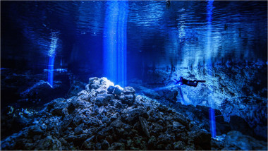 un scafandru explorează o peșteră subacvatică