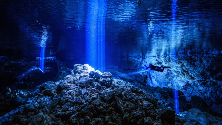 un scafandru explorează o peșteră subacvatică