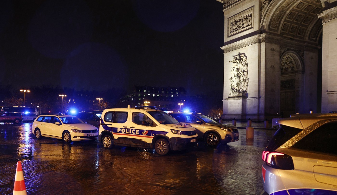 Atac cu cuțitul la Arcul de Triumf din Paris. Un bărbat înarmat, care a rănit un jandarm, a fost împușcat