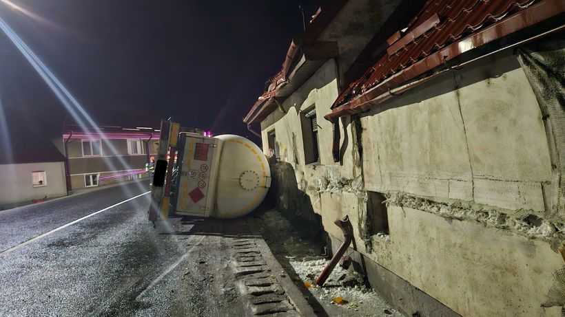 O autocisternă care transporta gaz butan s-a răsturnat pe DN1. Locuitorii din zonă au fost evacuaţi