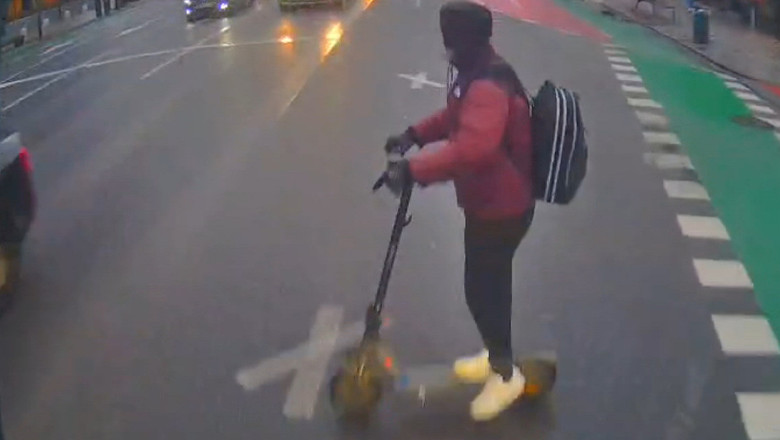 adolescent pe trotineta pe strada