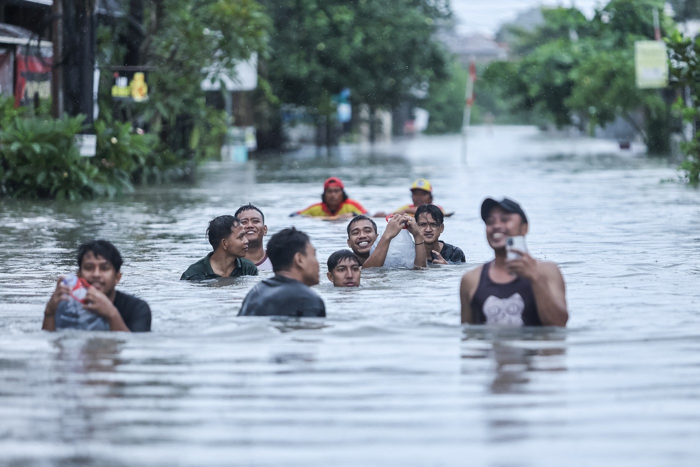 Inundații în Bali: sute de persoane au fost evacuate de urgență, printre care și turiști