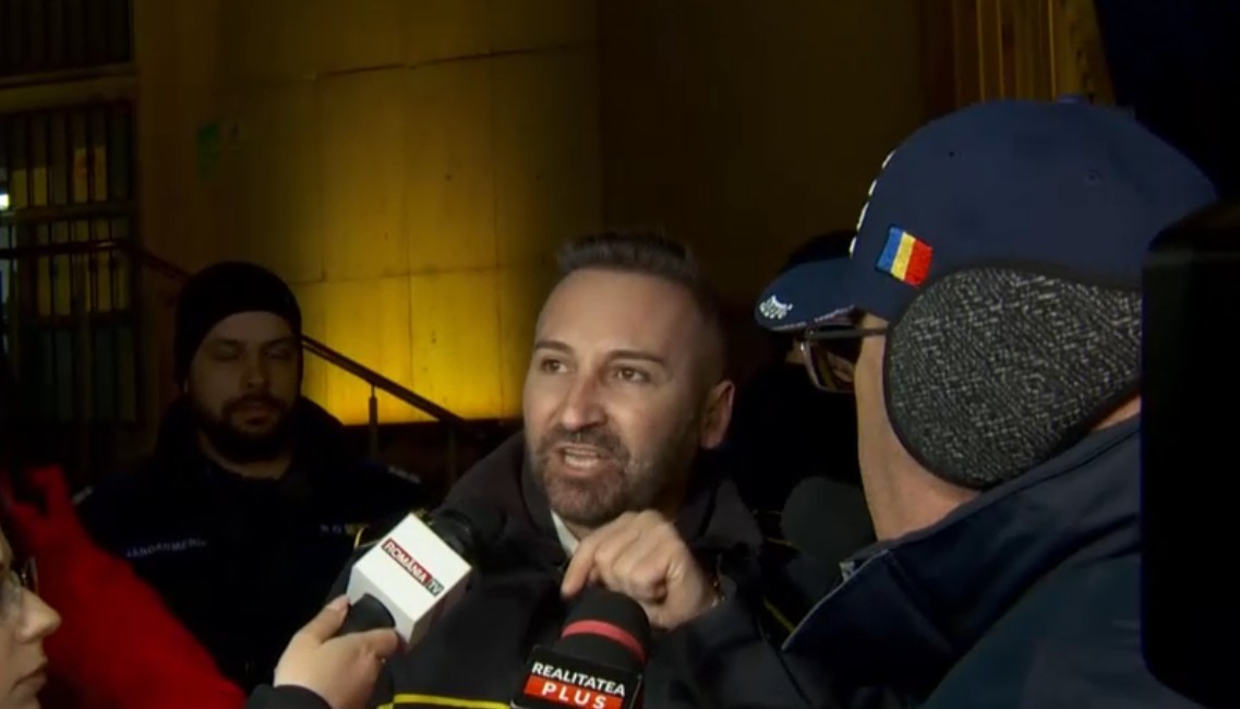 Polițiștii care au protestat în Piața Victoriei au încercat să intre în Guvern: „Să mergem să vorbim cu domnul Bolojan”