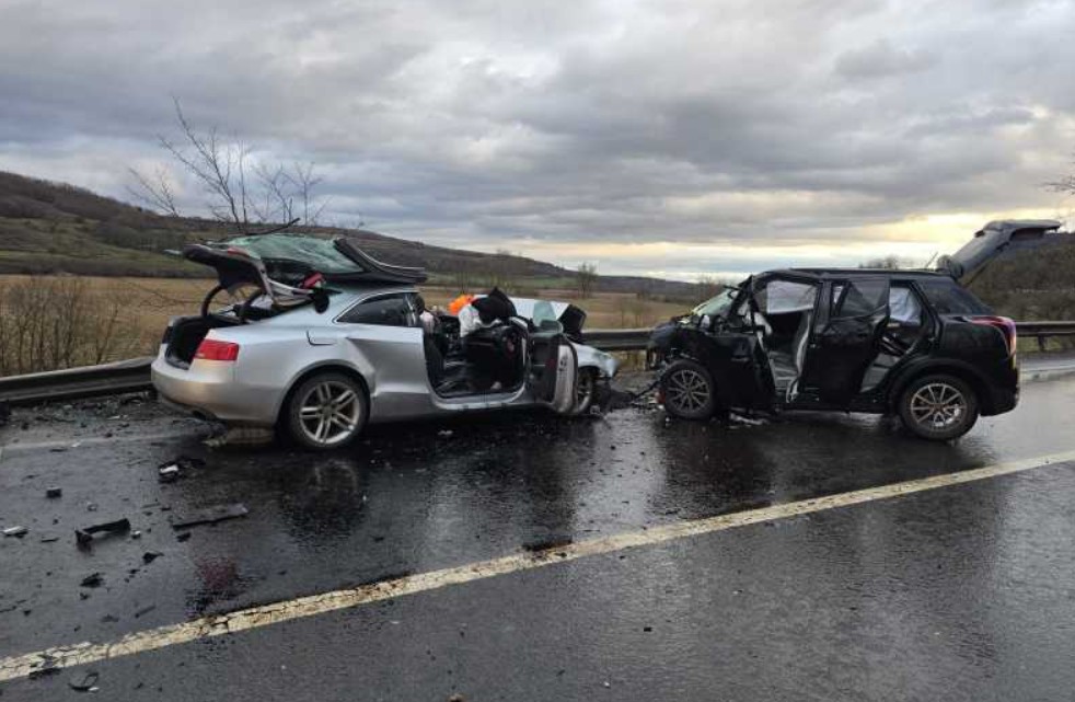 Accident grav pe DN 14: Doi şoferi au murit şi o adolescentă a fost rănită
