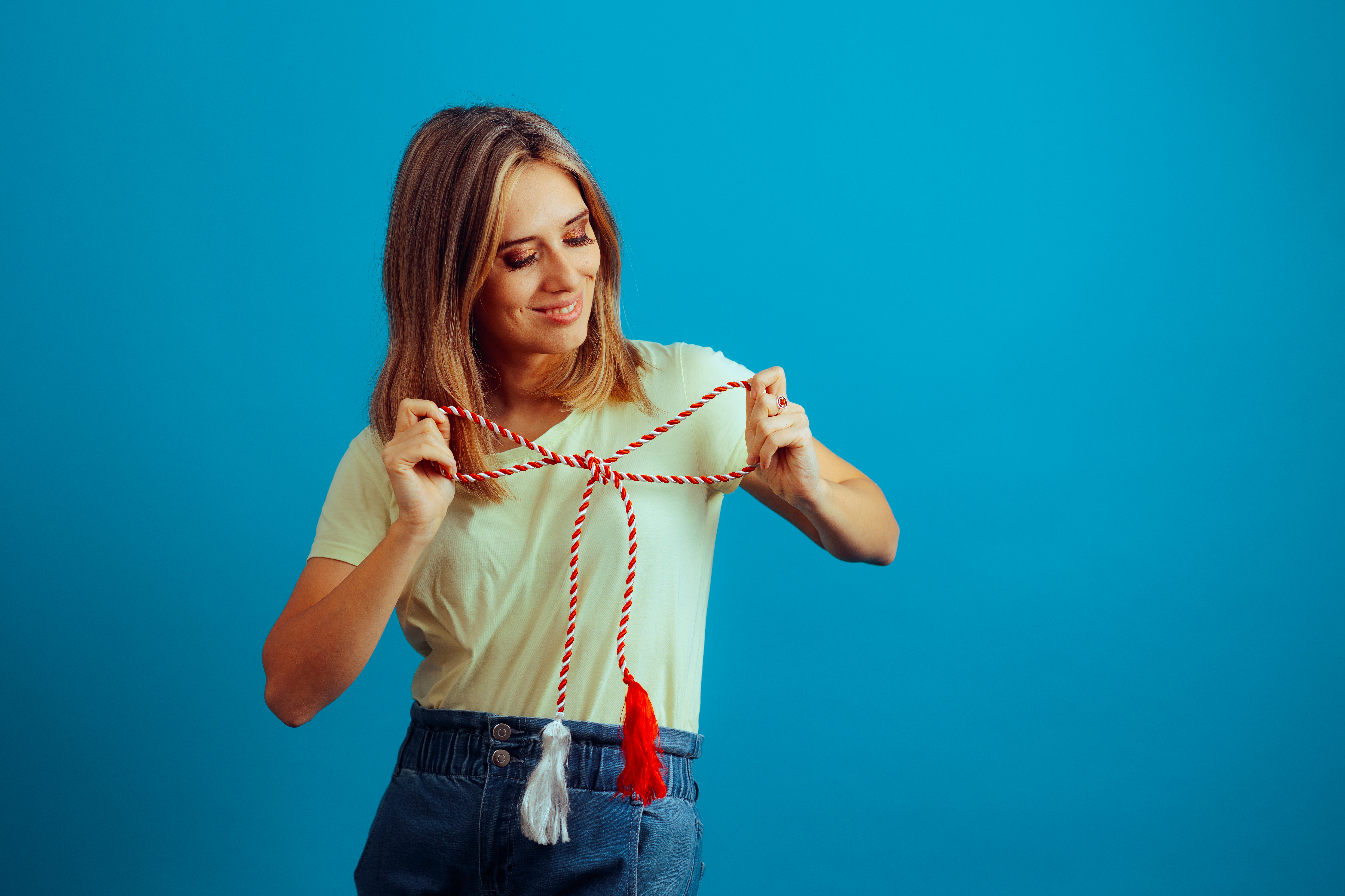 Ce simbolizează culorile mărțișorului. Povestea firului alb-roșu care vestește primăvara pe 1 Martie