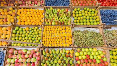 fructe cutii mere pere struguri portocale prune