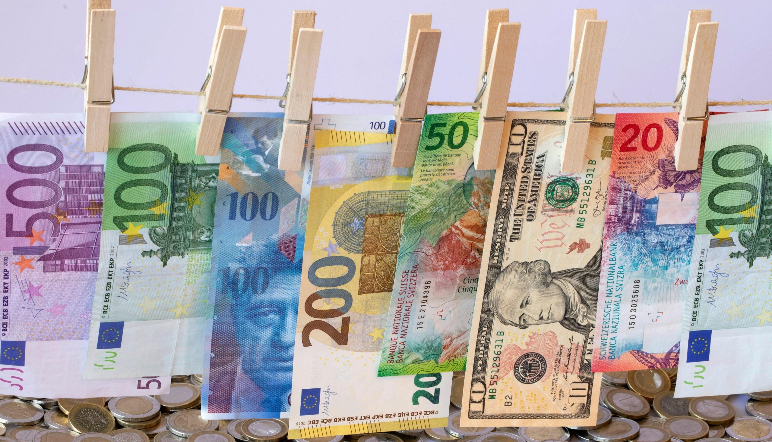 O țară din Europa se pregăteşte să includă utilizarea banilor cash în Constituţie