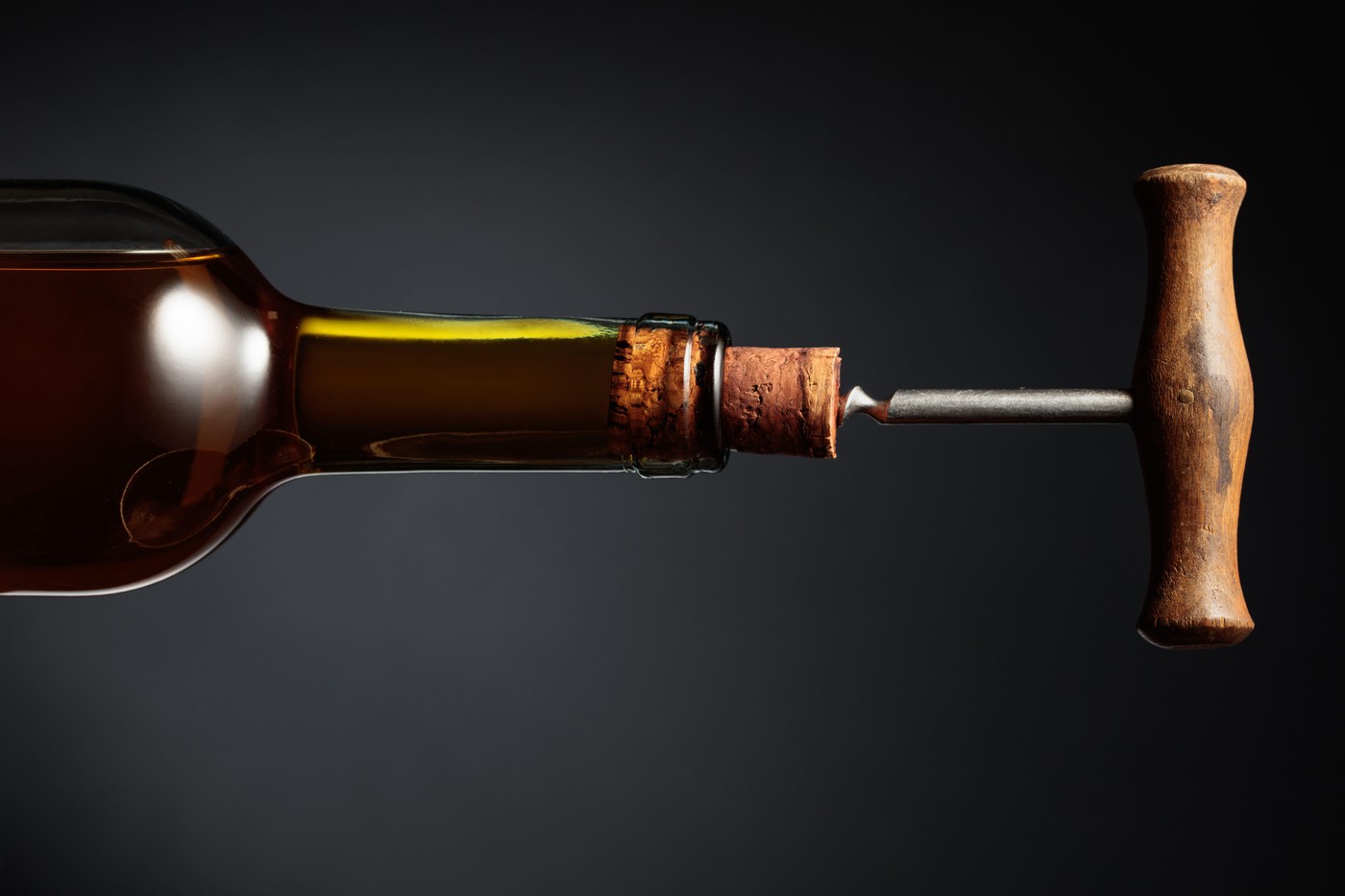 Un bucureștean a fost reținut după ce a înșelat mai mulți oameni să îi dea bani în schimbul unor tirbuşoane