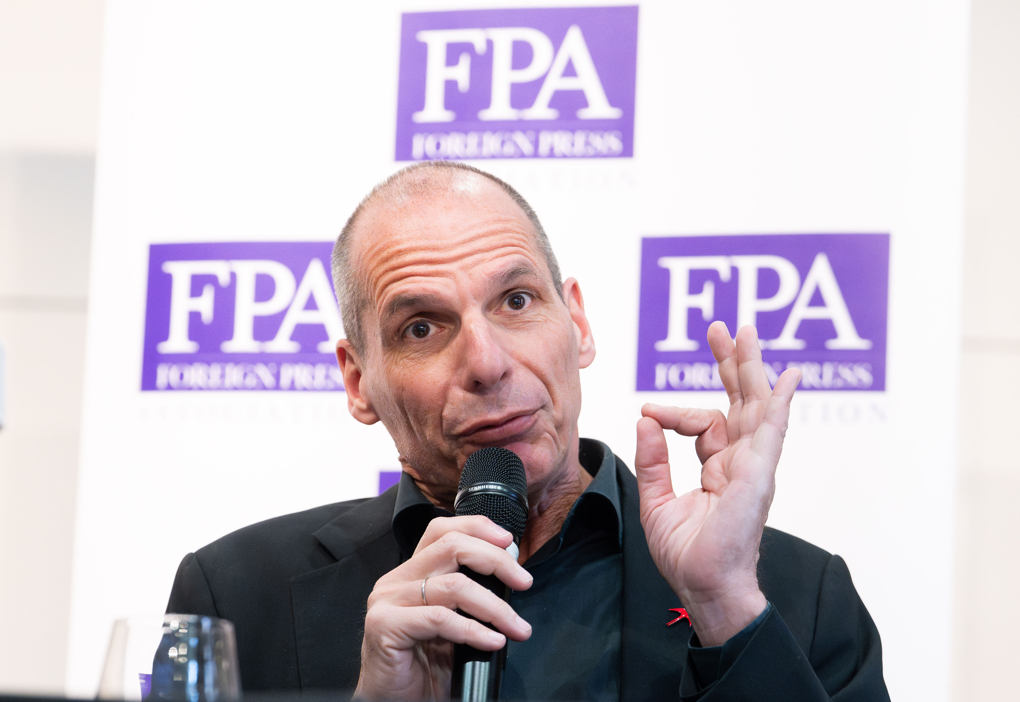 Yanis Varoufakis va fi judecat pentru promovarea consumului de droguri. Fostul ministru a spus că a consumat ecstasy, acum 36 de ani