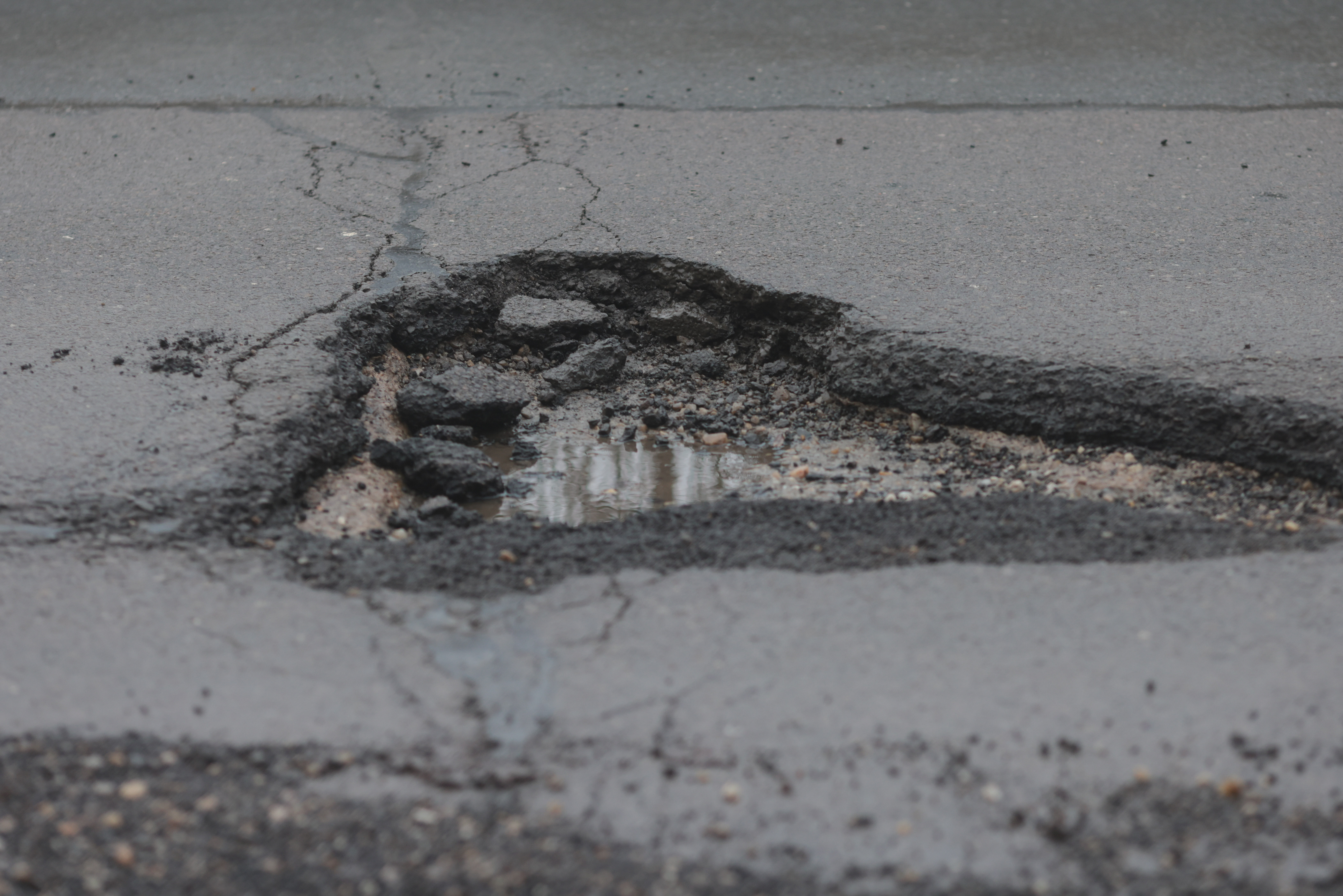 După 12 ani, un biciclist rănit grav din cauza gropilor din Capitală va primi 100.000 euro despăgubiri. Primăria, obligată să plătească