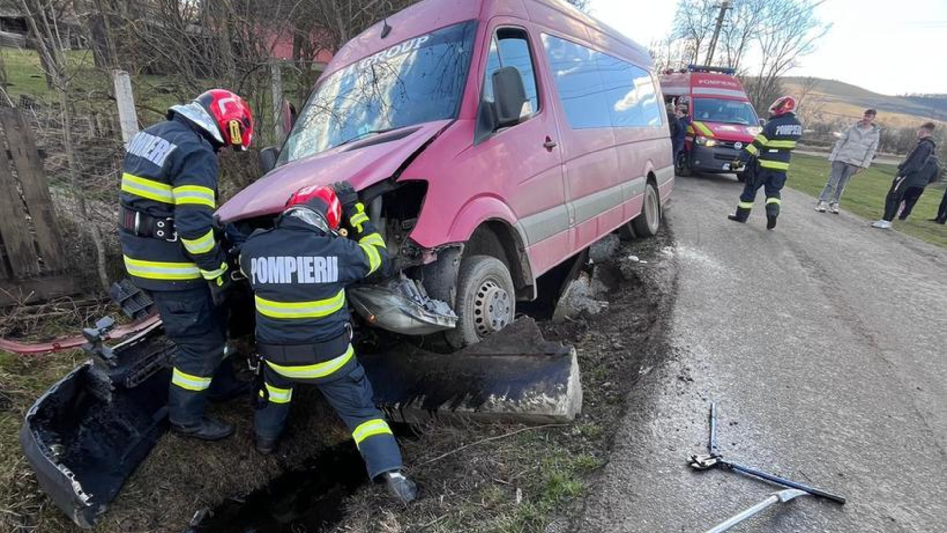 Microbuz implicat într-un accident în județul Mureș: 11 persoane au ajuns la spital