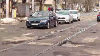 gropi pe o strada din bucuresti
