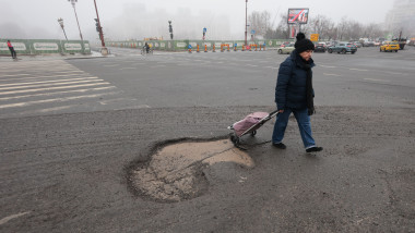 BUCURESTI - ILUSTRATIE - GROPI IN ASFALT - 13 FEB 2026