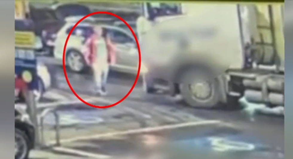 Un bărbat a fost amenințat cu arma de un șofer în parcarea unui complex comercial din București