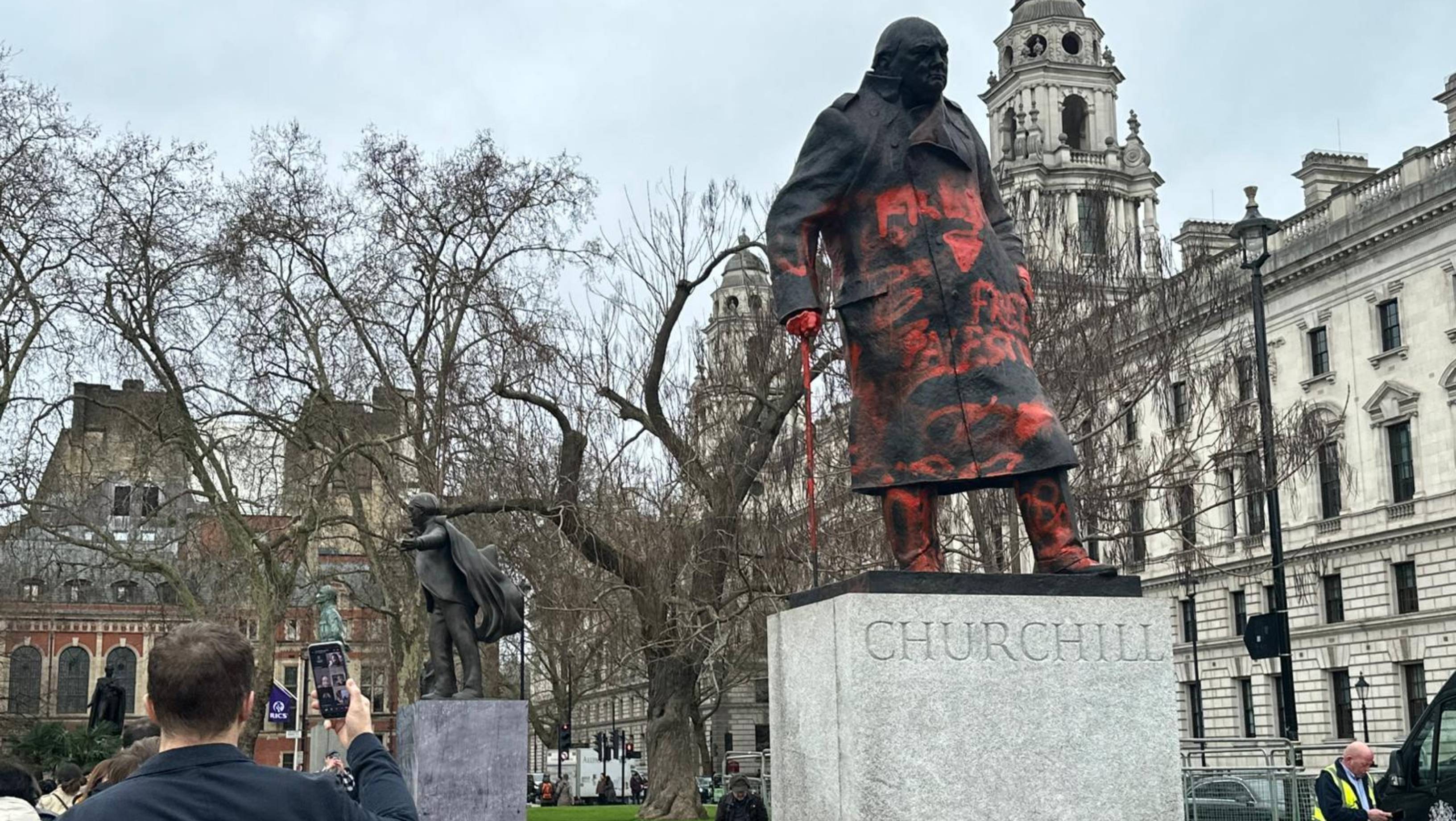 „Criminal de război sionist”. Statuia lui Winston Churchill din Londra a fost vandalizată: un bărbat a fost arestat