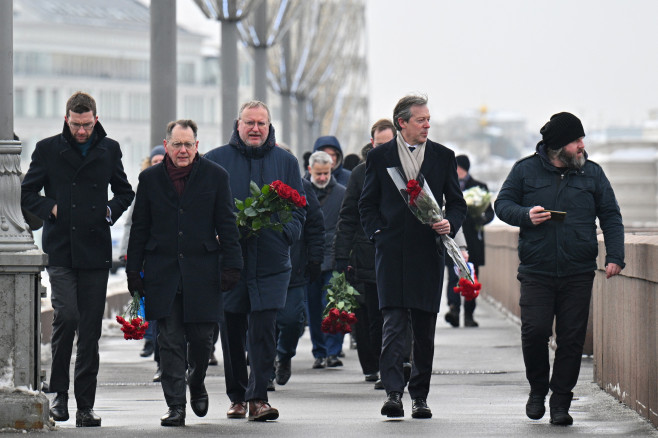 Oficialii depun flori 1