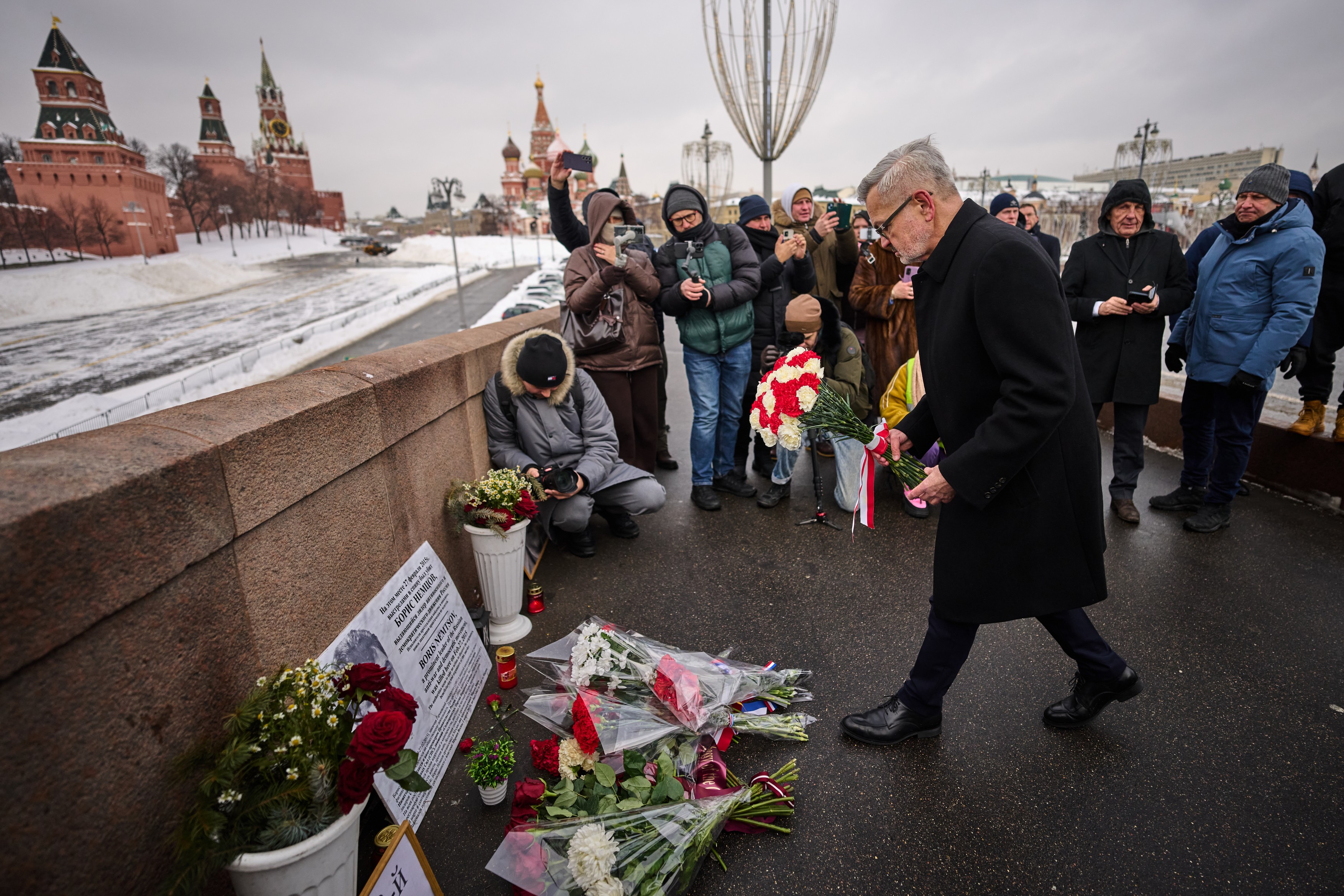 România l-a sfidat pe Putin. Ambasadorul român din Rusia a depus flori la locul în care a fost asasinat opozantul rus Boris Nemțov