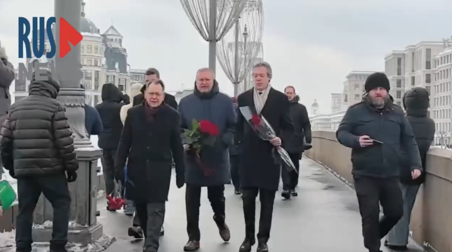 România l-a sfidat pe Putin. Ambasadorul român din Rusia a depus flori la locul în care a fost asasinat fostul opozant Boris Nemțov