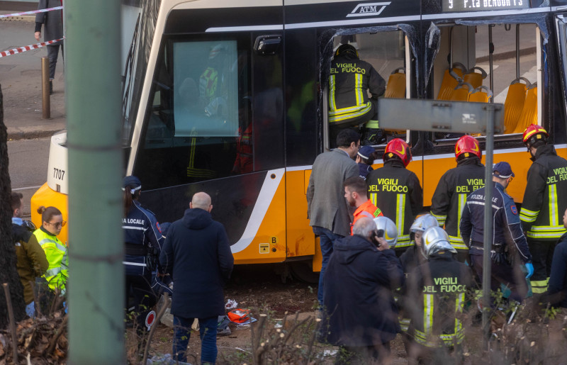 Tramvai deraiat în Milano: doi morți și 49 de răniți, autoritățile au deschis anchetă pentru omor din culpă 3 tramvai deraiat