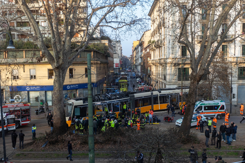 Tramvai deraiat în Milano: doi morți și 49 de răniți, autoritățile au deschis anchetă pentru omor din culpă 4 tramvai deraiat milano