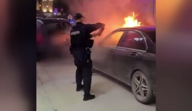 O mașină de lux a luat foc pe o stradă din Arad