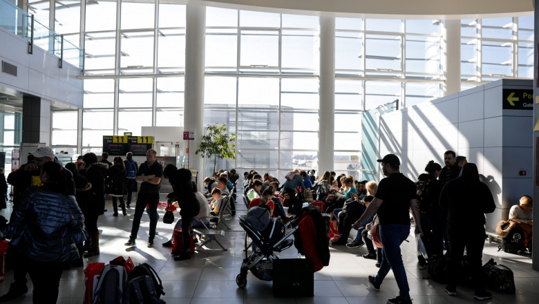Călători în aeroport.