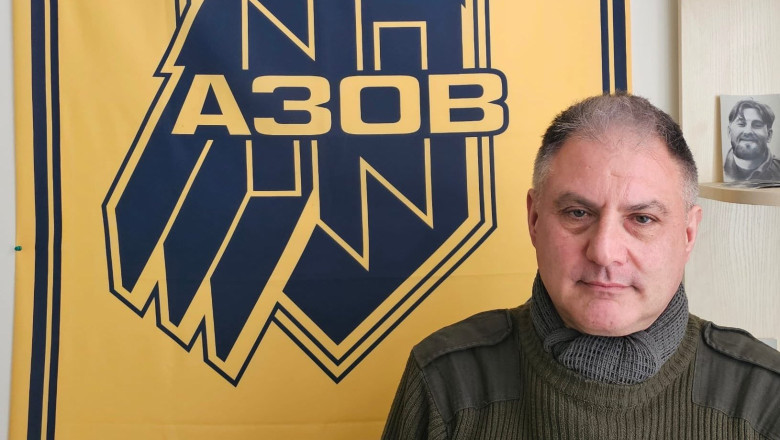 jack lopresti cu steagul brigazii azov in spate