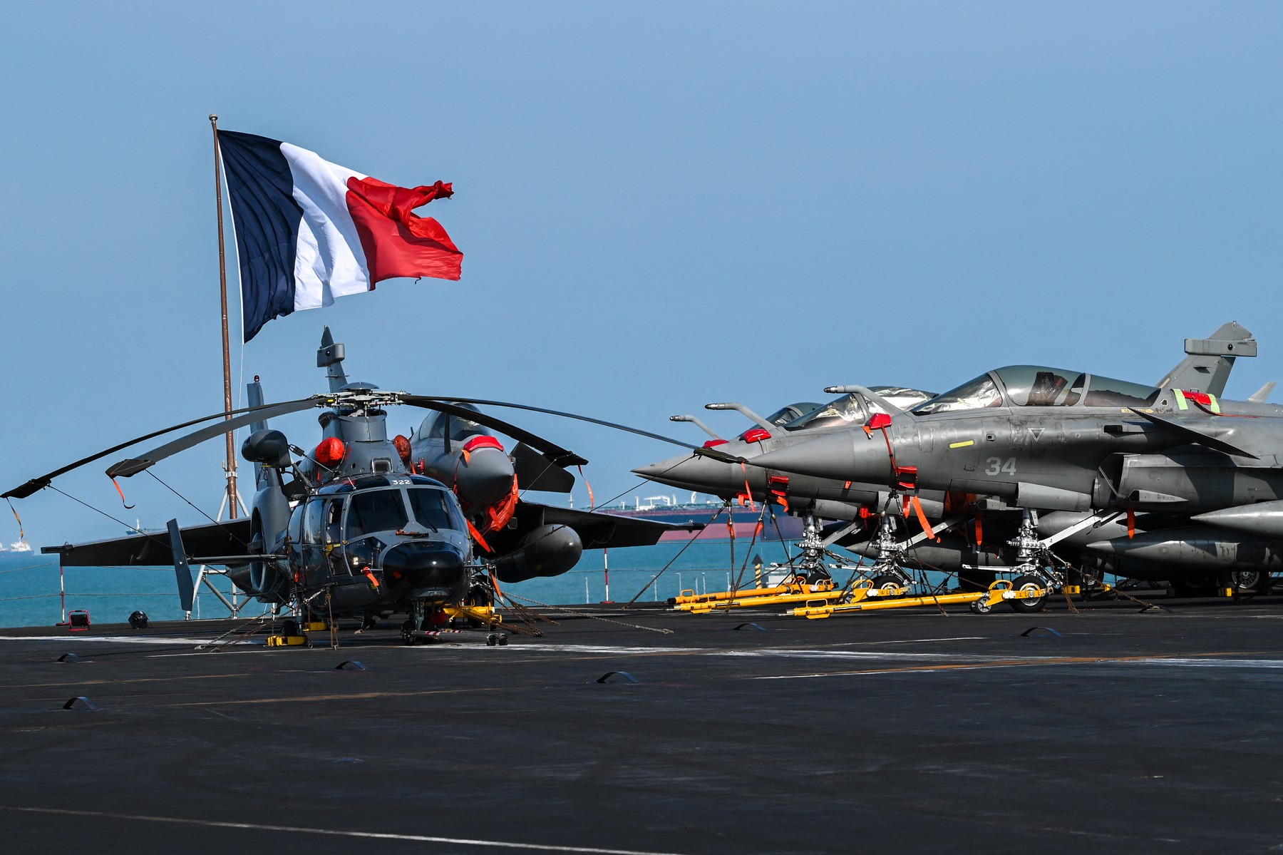 Portavionul francez Charles de Gaulle a fost desfăşurat în Atlanticul de Nord şi Marea Baltică, anunţă Parisul