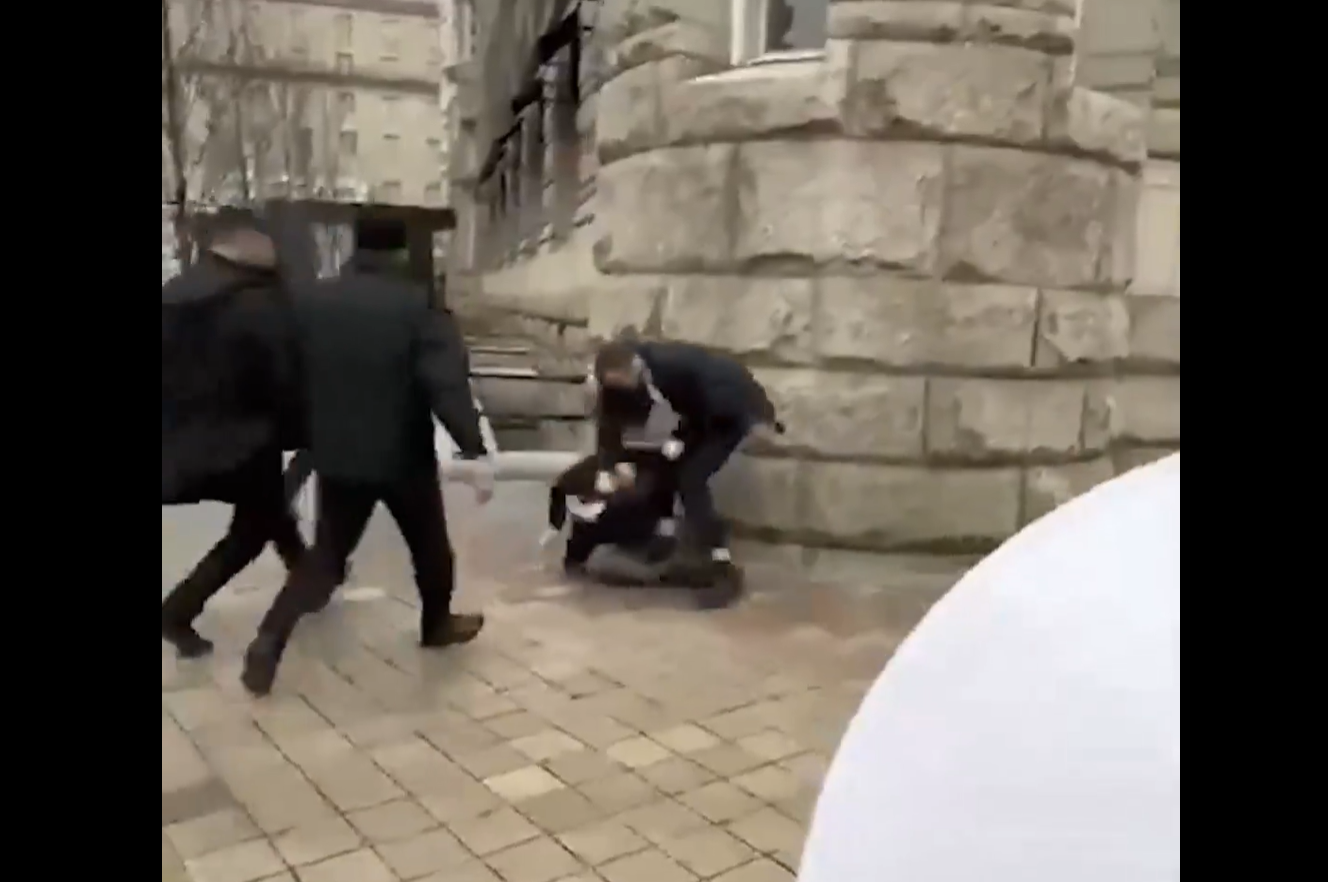 Gărzile de corp ale celui mai vechi președinte din Caucaz au bătut protestatarii care l-au așteptat în Washington