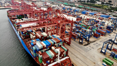 nava cu containere, in port