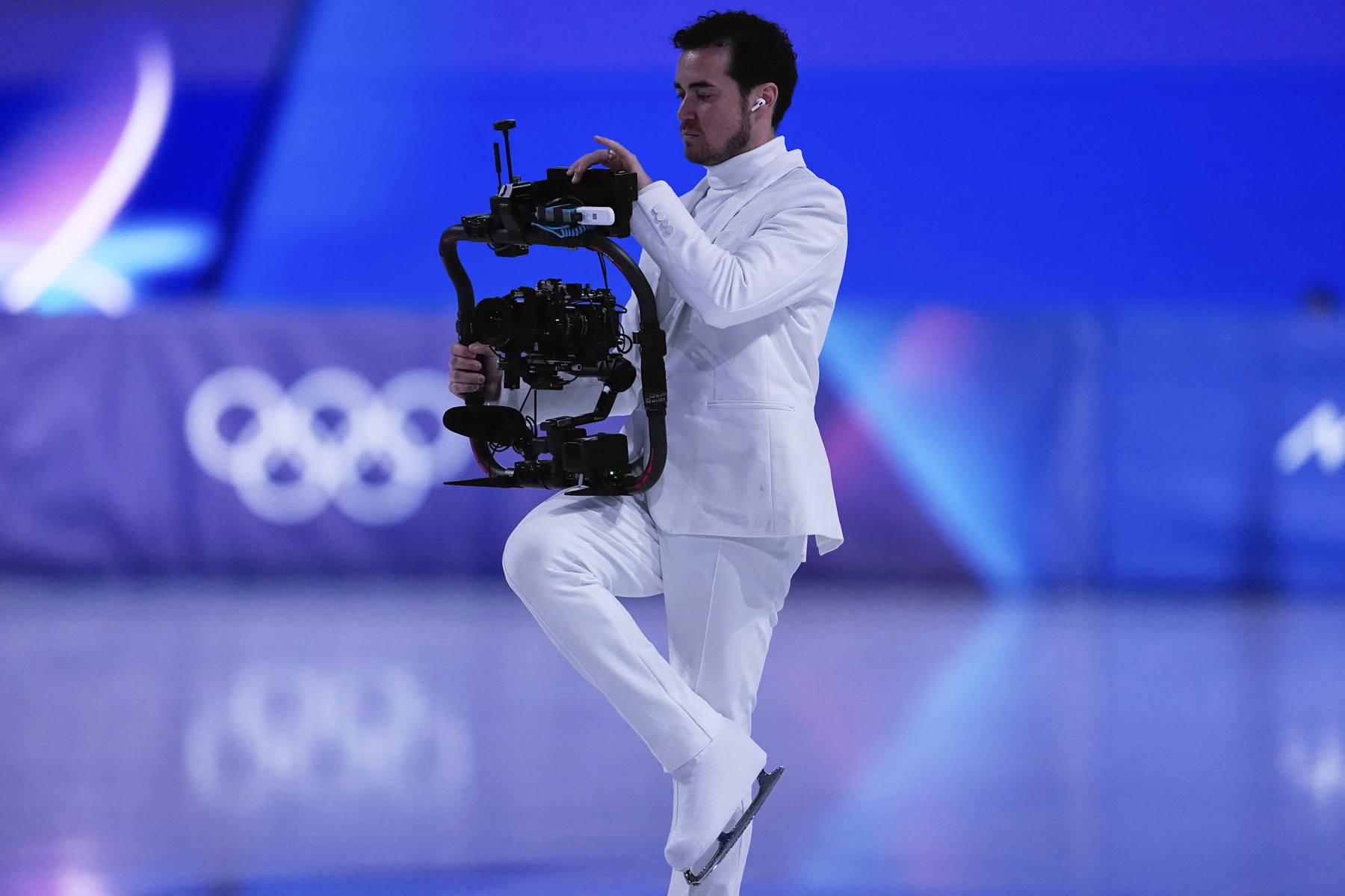 Un cameraman a devenit vedetă neașteptată la Olimpiadă: a inventat o tehnică nouă prin care patinează și filmează alături de concurenți