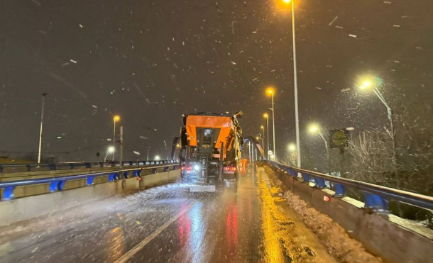 Primăria Capitalei anunţă că monitorizează intervenţiile pentru deszăpezire. Câte utilaje folosesc primăriile de sector