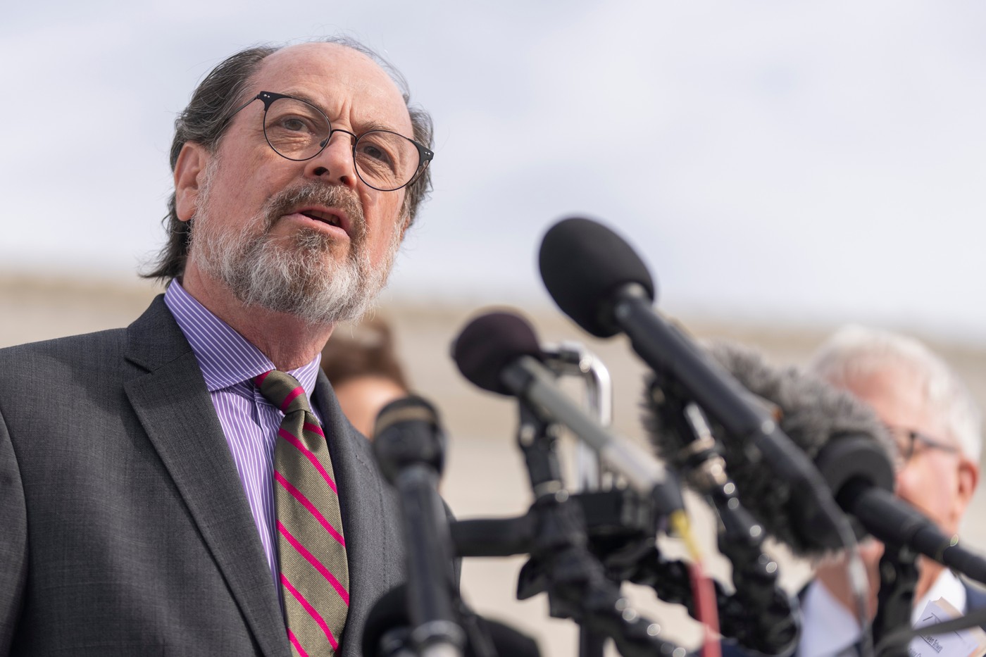 Omul care l-a învins pe Donald Trump. Cine este Victor Schwartz, comerciantul de vinuri care a obținut în instanță anularea tarifelor