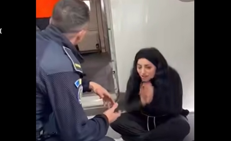 Scandal pe aeroportul Otopeni, după ce doi pasageri cu un copil mic nu au fost lăsați să urce într-un avion spre Londra