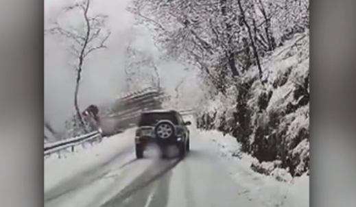 Momentul în care un camion încărcat cu bușteni cade în prăpastie, în apropierea stațiunii Păltiniș din județul Sibiu