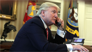 Donald Trump la telefon