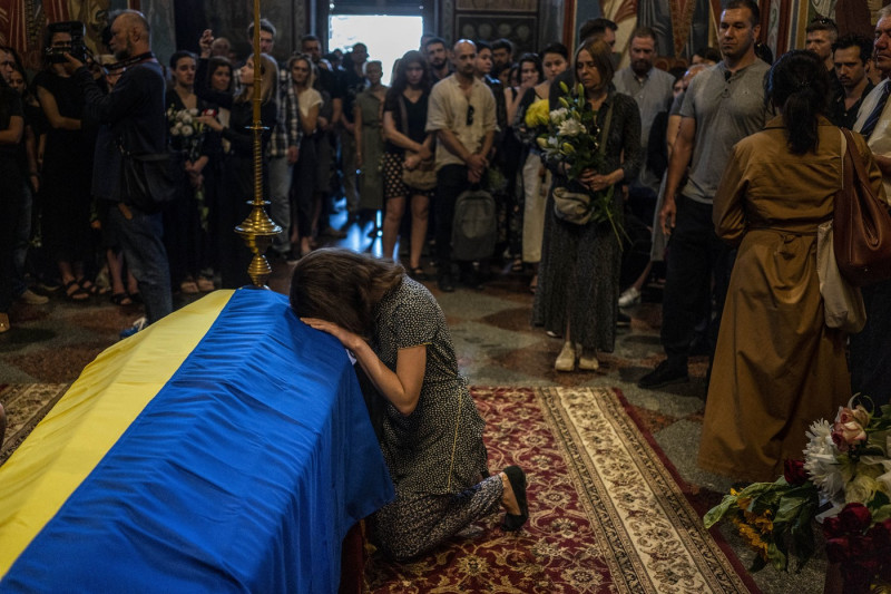 femeie slujba inmormantare kiev razboiul din ucraina