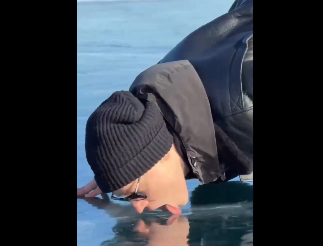 Localnicii au ars o păpușă a cântărețului preferat al lui Putin după ce acesta a lins gheața de pe cel mai mare lac din lume