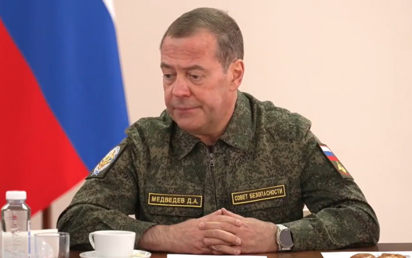 Medvedev, îmbrăcat în uniformă militară, aruncă în aer negocierile de pace: „Aspecte privind teritoriile și parametrii demilitarizării”