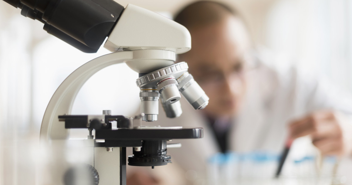 Virusul prezent la 95% dintre oameni, asociat cu scleroza multiplă și cancer, poate fi blocat de un nou anticorp