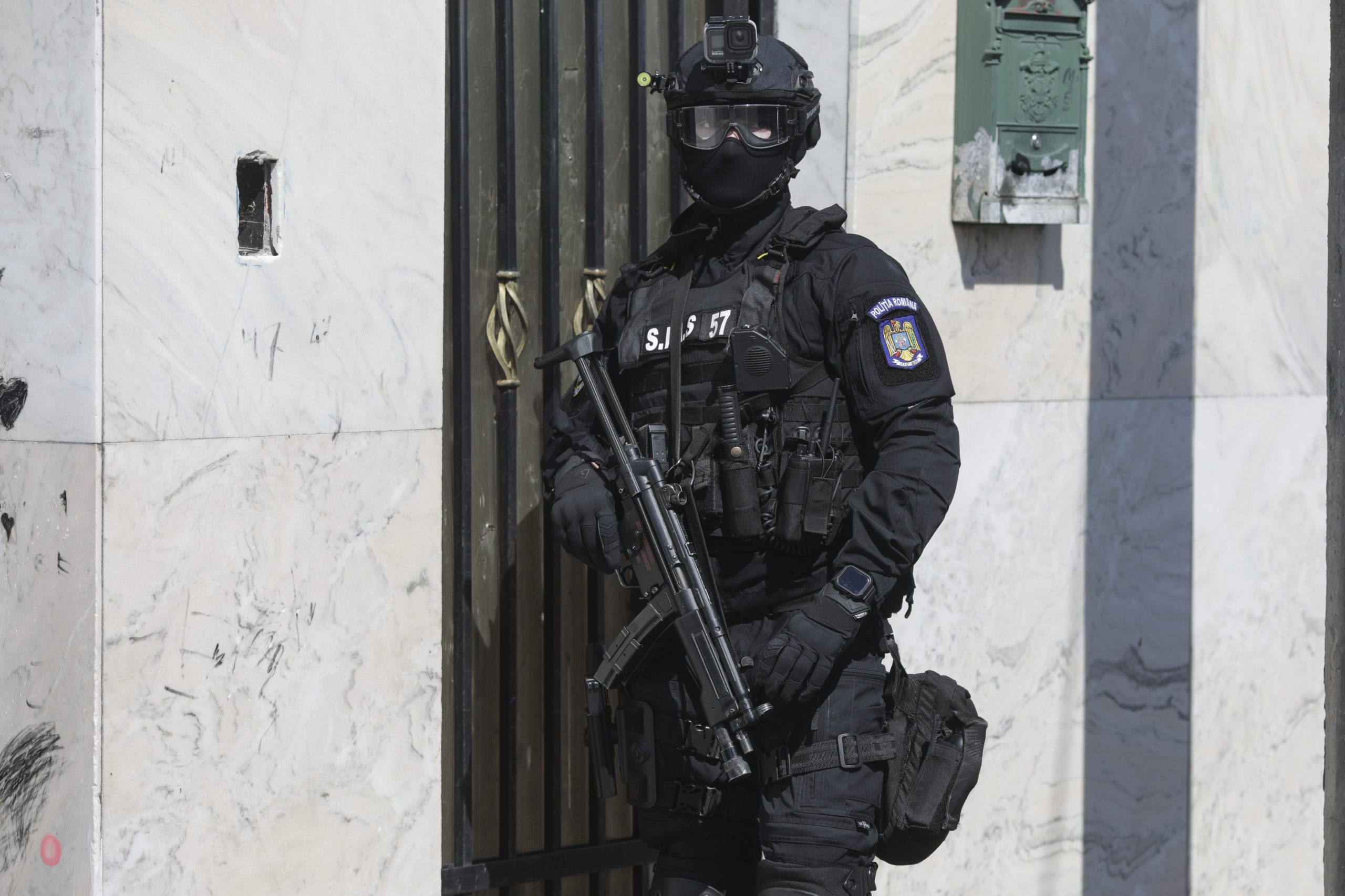 Români înșelați după ce au plătit în avans pentru case „la cheie”. Polițiștii au făcut percheziții într-un dosar de 1,6 milioane de lei