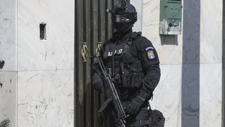 politist la perchezitie